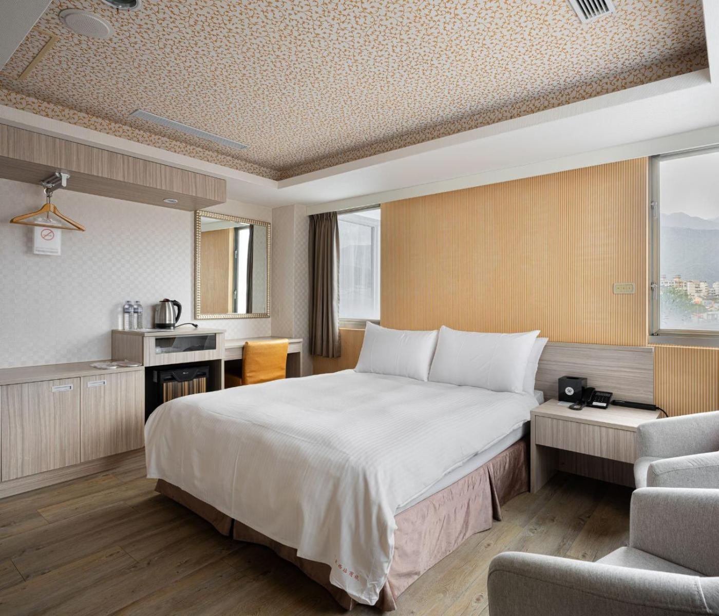 West Hotel Пулі Екстер'єр фото